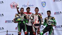 Pebalap Astra Honda Racing Team, Gerry Salim (kedua dari kanan), mampu menjuarai balapan kedua Kejurnas IRS kelas Supersport 600 cc di Sirkuit Sentul, Bogor, Minggu (22/5/2016). (Astra Honda Racing Team)