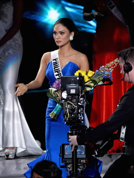Ekspresi Miss Filipina, Pia Alonzo Wurtzbach usai dinobatkan sebagai pemenang Miss Universe 2015 di The AXIS Las Vegas, AS, Minggu (20/12). Sebelumnya, pembawa acara sempat salah mengumumkan nama Miss Columbia sebagai pemenang. (AFP Photo/VALERIE MACON)