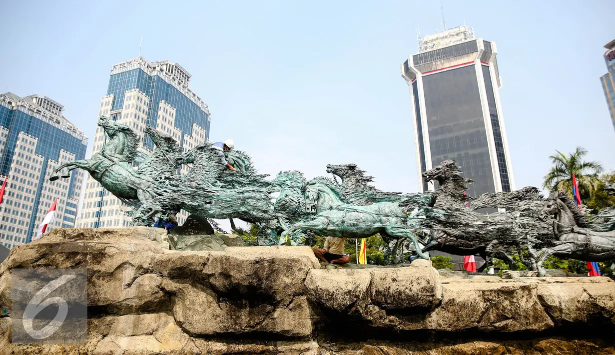Petugas konservasi melakukan perawatan patung Arjuna Wijaya atau Asta Brata di depan Gedung Kemenpar, Jakarta, Jumat (12/8). Perawatan dilakukan untuk mempercantik Ibu Kota jelang HUT Kemerdekaan RI 17 Agustus mendatang. (Liputan6.com/Faizal Fanani)