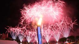Pesta kembang api yang menjadi latar kaldron api SEA Games menghiasi langit Singapura pada saat Pembukaan SEA Games 2015 di Stadion Nasional Singapura. Jumat (5/6). (Bola.com/Arief Bagus)