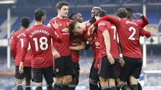 Pemain Manchester United merayakan kemenangan atas Everton pada laga lanjutan Liga Inggris di Goodison Park Stadium, Sabtu (7/11/2020) malam WIB. Manchester United menang 3-1 atas Everton. (Clive Brunskill/Pool via AP)