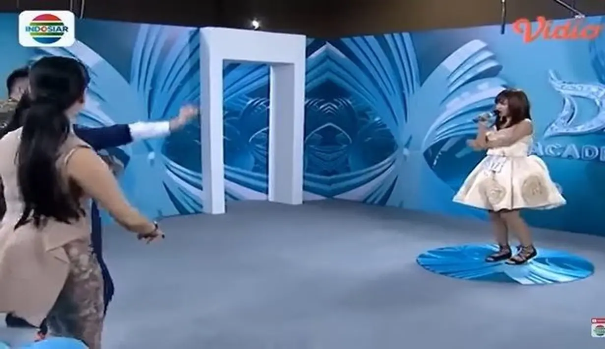 Happy mengira telpon resmi itu adalah penipuan. Namun kini ia terbukti tetap sukses meniti kariernya di jalur dangdut. [YouTube Indosiar]