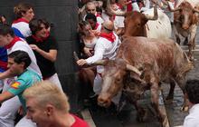 FOTO: Kengerian Festival Lari Banteng di Spanyol, Enam Peserta Dilarikan ke Rumah Sakit