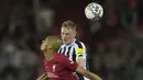 <p>Gelandang Liverpool, Fabinho berebut bola udara dengan pemain Newcastle, Sean Longstaff selama pertandingan lanjutan Liga Inggris di stadion Anfield di Liverpool, Inggris, Kamis (1/9/2022). Liverpool menang tipis atas Newcastle 2-1. (AP Photo/Jon Super)</p>