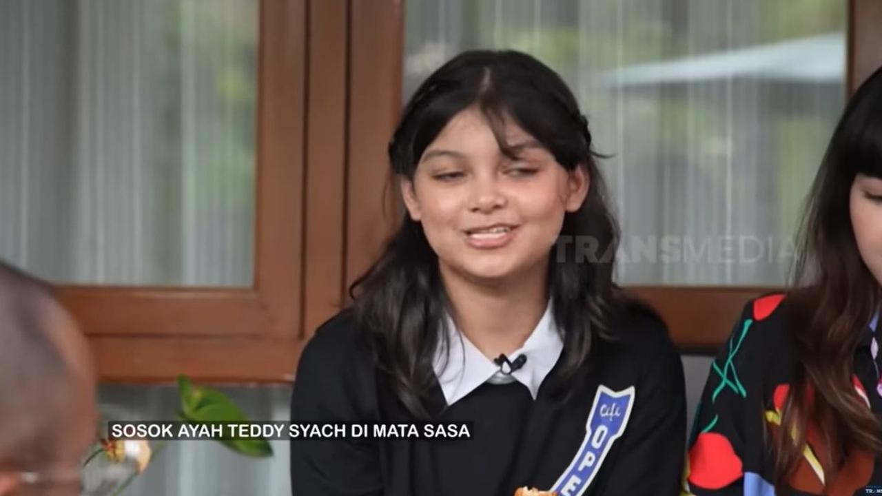 Sasa menyebut jika sosok ayah sambungnya sebagai ayah yang baik. Dia mengaku banyak diajari banyak hal.<br>