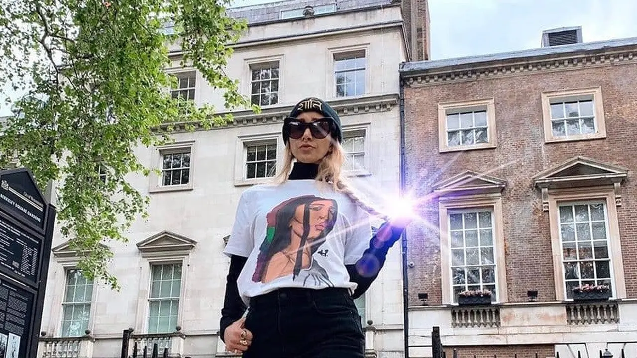 “Fashion memiliki volume tinggi, bernilai rendah, dan penuh aliran limbah. Ada banyak hal, namun tidak bernilai,” kata Mart Drake-Knight, pendiri Teemill.