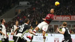 Pemain AC Milan Zlatan Ibrahimovic menyundul bola saat menghadapi Juventus pada pertandingan Coppa Italia di Stadion San Siro, Milan, Italia, Kamis (13/2/2020). Pertandingan berakhir 1-1. (AP Photo/Antonio Calanni)