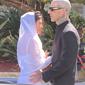 Kourtney Kardashian dan Travis Barker akhirnya resmi menikah di mata hukum pada Minggu, (15/5/2022). Di momen tersebut, ibu 3 anak ini tampil menawan pakai mini dress dan kerudung. (Instagram/enews).