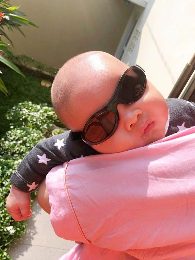 6 Gaya Bayi Seleb saat Berjemur, Lucu dan Menggemaskan