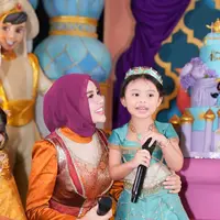 Aurel Hermansyah saat Pesta Ulang Tahun Ameena ke-4 Bertema Aladdin. [@aurelie.hermansyah]
