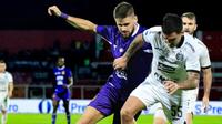 Gelandang Persik Kediri, Majed Osman berduel ketat dengan bek kiri Persija Jakarta, Pablo Andrade dalam laga lanjutan BRI Liga 1 2024/2025 di Stadion Soepriadi, Blitar, Sabtu (19/4/2025) malam. (Dok. Persik)