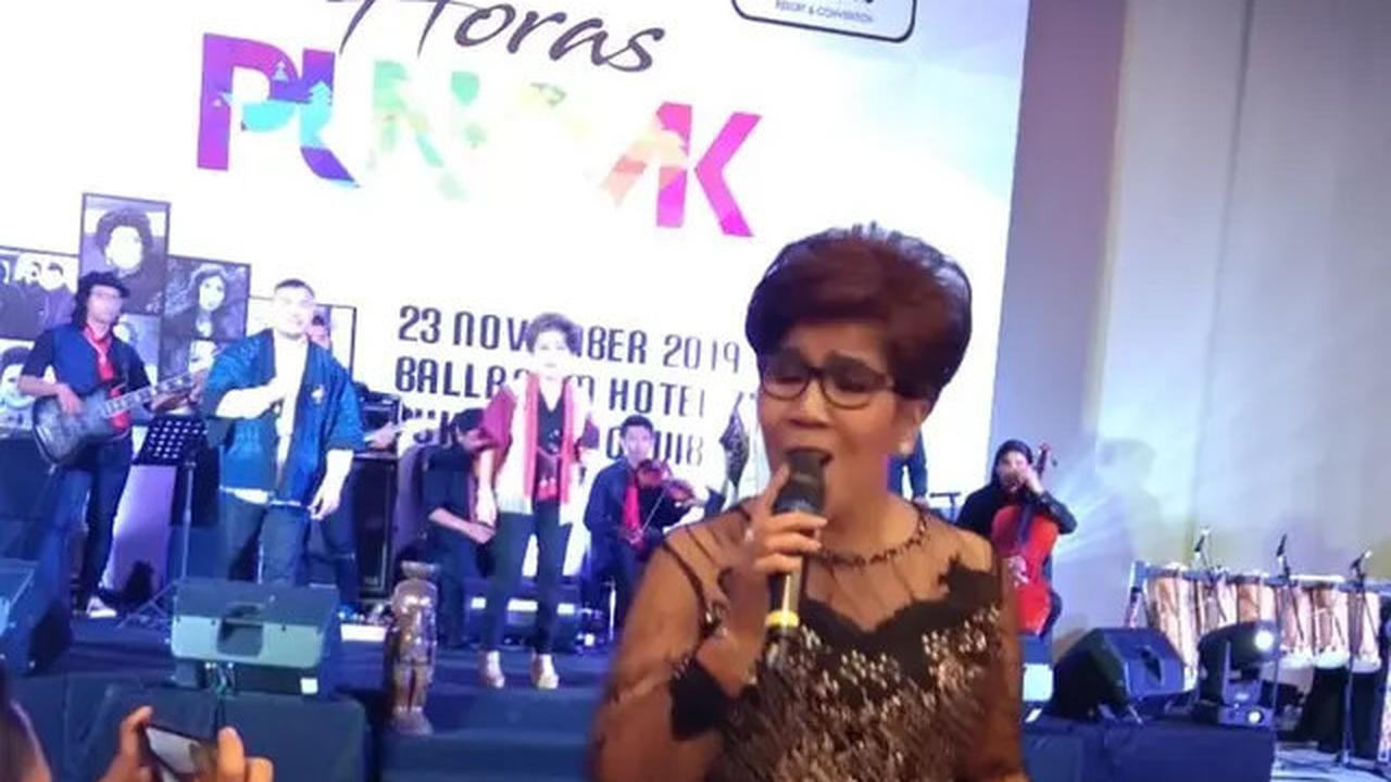Galeri Foto Rita Butar Butar Pakai Dress Brokat, Busananya Selalu Maksimal saat Bernyanyi