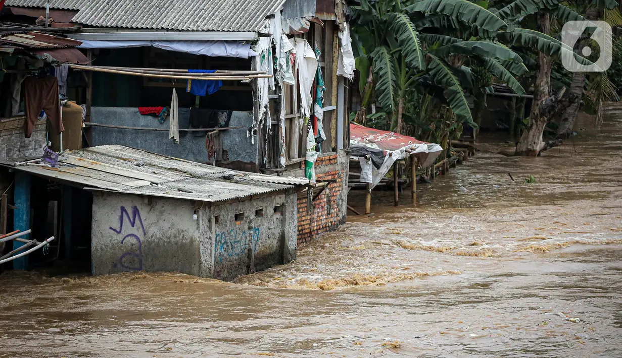 Banjir merendam permukiman warga di bantaran Sungai Ciliwung, Jakarta, Senin (10/10/2022). Hingga pukul 09.00 WIB hari ini, Badan Penanggulangan Bencana Daerah (BPBD) DKI Jakarta mencatat sebanyak 68 RT di Jakarta terendam banjir akibat luapan Sungai Ciliwung. (Liputan6.com/Faizal Fanani)