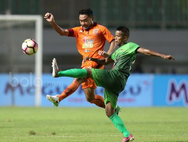 Aksi Pemain PS TNI, Manahati Lestusen (kanan) berduel dengan pemain Borneo FC, Ponaryo Astaman pada lanjutan Liga 1 Indonesia di Stadion Pakansari, Bogor, Senin (17/4/2017). PS TNI dan Borneo FC bermain imbang 2-2. (Bola.com/Nicklas Hanoatubun)