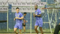 Dua rekrutan asing baru, Simen Lyngbo dan Pedro Paulo, menjalani latihan perdana bersama Persik Kediri untuk Liga 1 2023/2024. (Bola.com/Gatot Sumitro)
