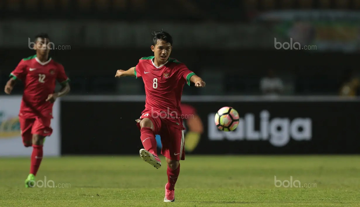 Pemain Timnas Indonesia U-19, Witan Sulaiman telah mencetak dua gol selama babak penyisihan grup di ajang AFF U-18 Myanmar.  (Bola.com/Nicklas Hanoatubun)