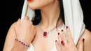 Penampilan Amanda kemudian terlihat semakin mewah dengan beberapa perhiasan nuansa merah yang dikenakannya. [IG: @bellyiverzon/@opick_hairstylist]