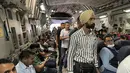 Warga negara India duduk di atas pesawat militer India untuk dievakuasi setelah pengambilalihan Afghanistan oleh pejuang Taliban di bandara di Kabul (17/8/2021).  India mengevakuasi lebih dari 170 warganya dari Kabul pada Selasa, termasuk Duta Besar India untuk Afghanistan. (AFP Photo)