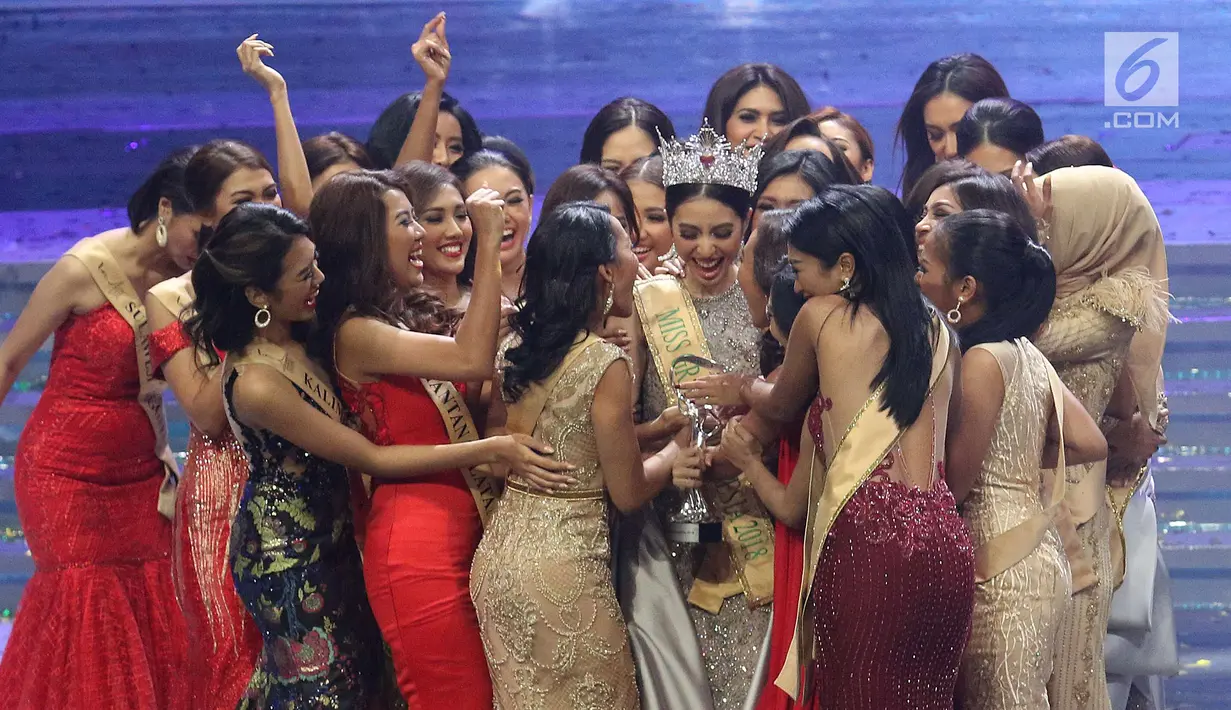 Finalis Nadia Purwoko dari Bengkulu (tengah) mendapat ucapan selamat dari para finalis saat terpilih sebagai Miss Grand Indonesia 2018 pada malam final Miss Grand Indonesia di JCC Jakarta, Sabtu (21/7)  (Liputan6.com/Angga Yuniar)