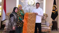Ketua DPR RI, Bambang Soesatyo (Bamsoet) dengan desainer Anna Mariana. foto: istimewa