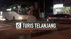 Tanpa alasan yang jelas, seorang turis nekat telanjang di jalan Pattaya, Thailand. Tak hanya itu, turis tersebut juga mengganggu para pengguna jalan.