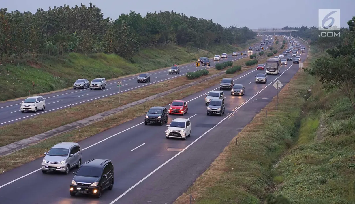 Kendaraan yang didominasi pemudik melintasi Jalan Tol Cipali di kawasan Majalengka, Jawa Barat, Sabtu (8/7). Diberlakukannya sistem satu arah atau one way menyebabkan jalur Trans Jawa dari arah Palimanan menuju Cikampek ramai lancar pada H+3 Lebaran. (Liputan6.com/Immanuel Antonius)
