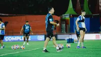 Pelatih PSIM Yogyakarta, Jean-Paul van Gastel, saat memimpin sesi latihan timnya di Stadion Gelora Haji Agus Salim, Padang, Selasa (03/03/2026) malam WIB. PSIM akan bentrok dengan Semen Padang pada pekan ke-24 BRI Super League 2025/2026 di stadion yang sama, Rabu (04/03/2025) malam WIB. (dok. PSIM Yogyakarta)