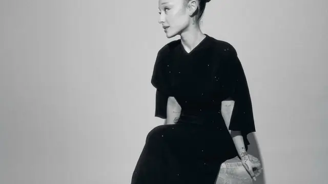 Cara Styling Bleph Bun ala Ariana Grande & Hailey Bieber, Gaya Slick Bun yang Sedang Tren