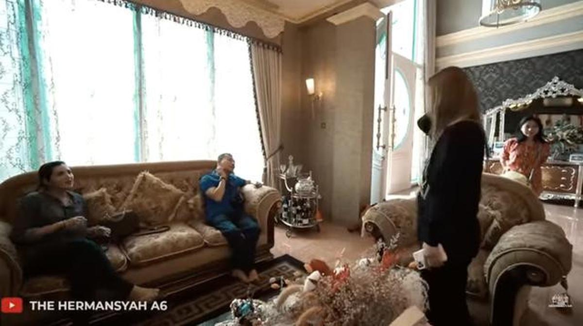7 Potret Ruang Tamu Rumah Inul Daratista yang Bernuansa Klasik Modern