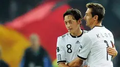 Selebrasi gol dari Mesut Ozil (kiri) dan Miroslav Klose ketika Jerman mengalahkan Turki 3-0 pada laga kualifikasi Euro 2012 di Munich pada 8 Oktober 2010. AFP PHOTO/ROBERT MICHAEL  