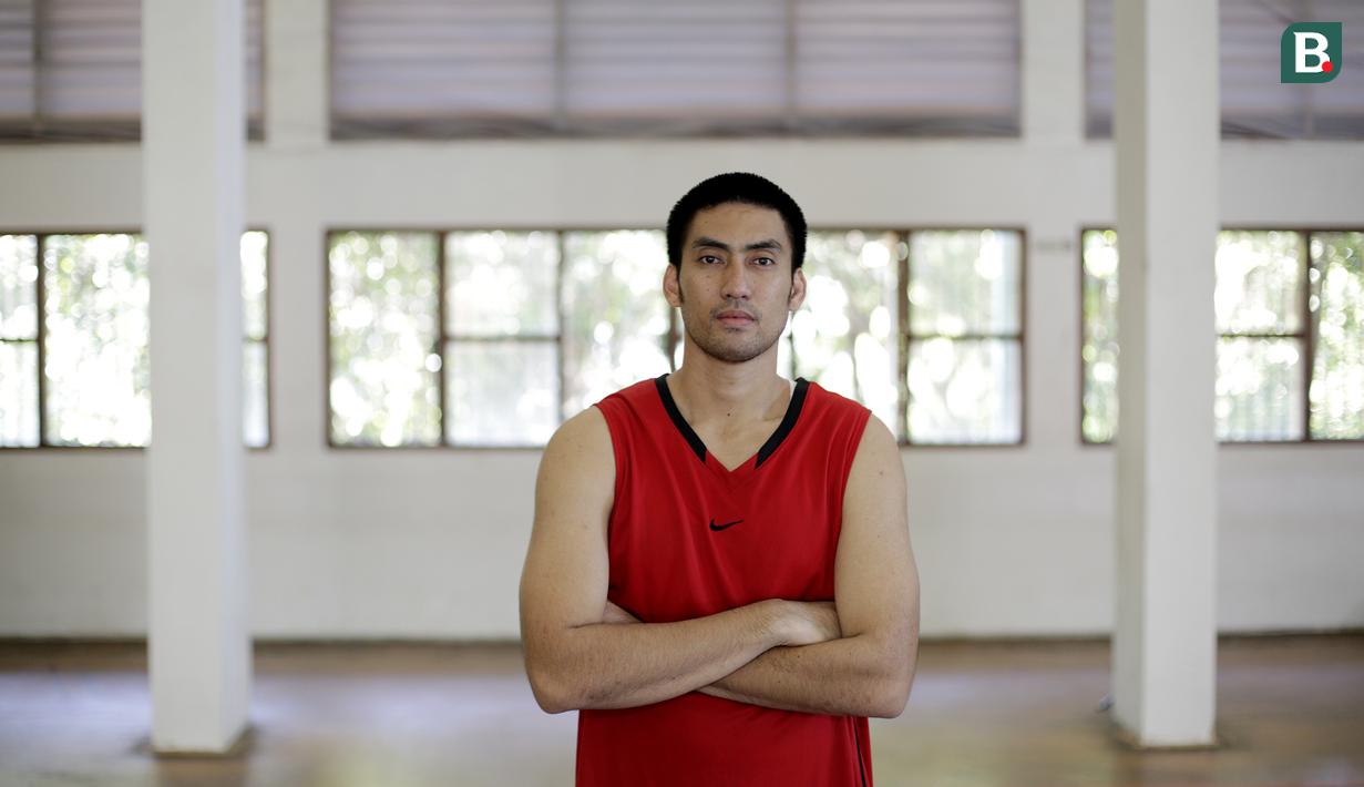 Pebasket Indonesia, Cristiano Ronaldo Sitepu, berpose saat sesi pemotretan di Jakarta, Sabtu (23/6/2018). Ronaldo merupakan pemain andalan di klub Satria Muda dan timnas basket Indonesia. (Bola.com/M Iqbal Ichsan)