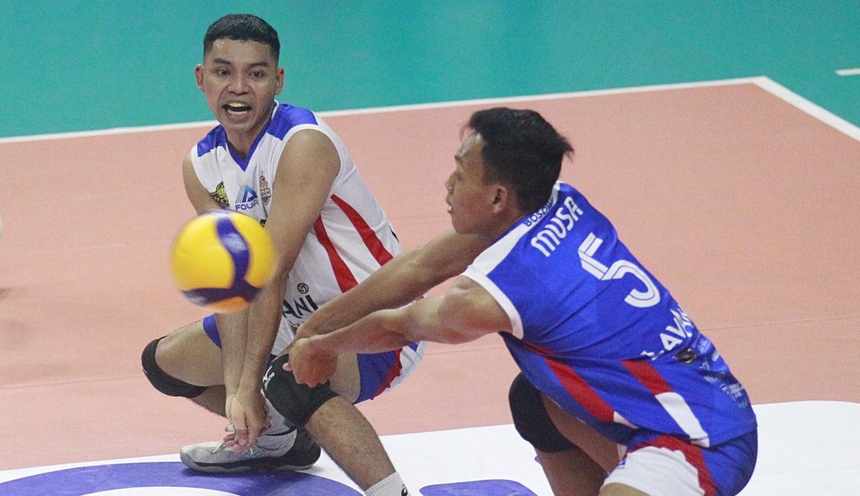 Pebola voli Jakarta Lavani Allo Bank Musabikhan (kanan) berusaha mengembalikan bola ke arah tim Jakarta BNI 46 saat pertandingan seri terakhir putaran kedua PLN Proliga Mobile 2023 di GOR UNY, Sleman, D.I Yogyakarta, Jumat (17/2/2023). (Dok. Proliga)