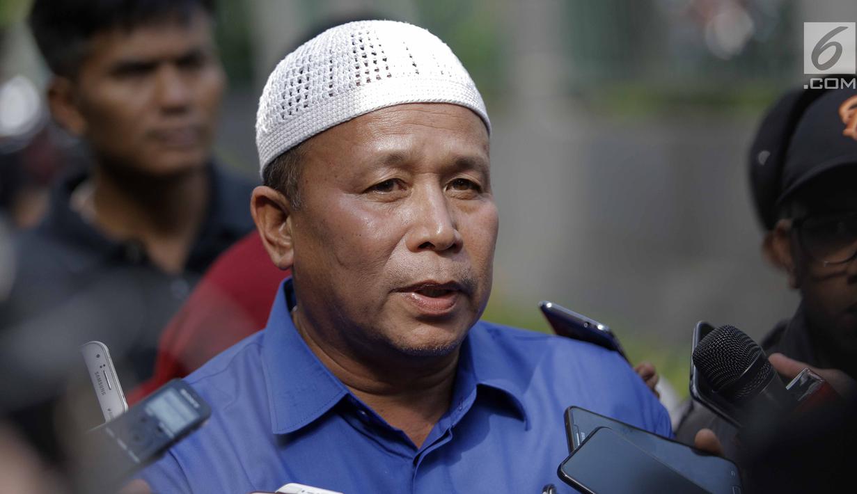 Maturidi, perwakilan keluarga Nyak Sandang, menjawab pertanyaan awak media di RSPAD Gatot Subroto, Jakarta, Sabtu (31/3). Menurut Maturidi, jangkauan penglihatan Nyak Sandang sudah melebihi satu meter pascaoperasi katarak. (Liputan6.com/Faizal Fanani)