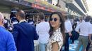 Hadiri F1 Abu Dhabi, Raline Shah tampil stylish kenakan dress warna putih, sneakers, dengan hand bag warna coklat. (Instagram/ralineshah).