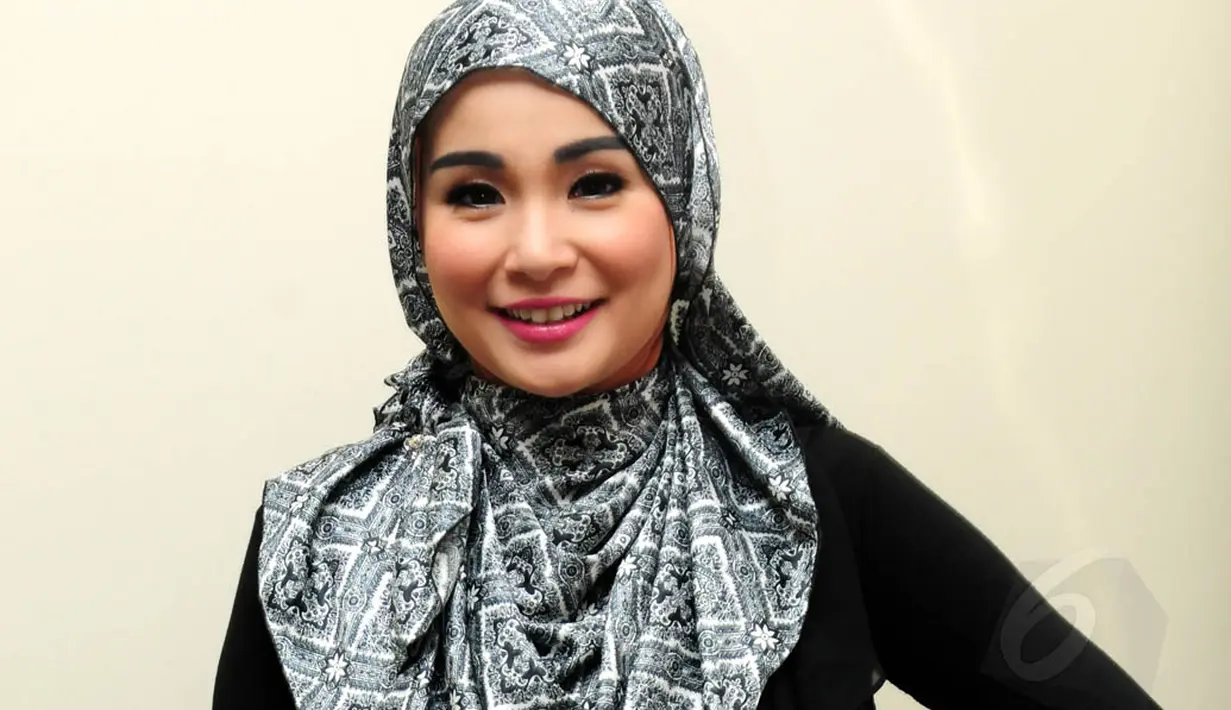 Meski berhijab Ibu satu anak ini tetap tampil trendi dengan hijab yang dikenakannya. Jakarta (17/6/14) (Liputan6.com/Panji Diksana)