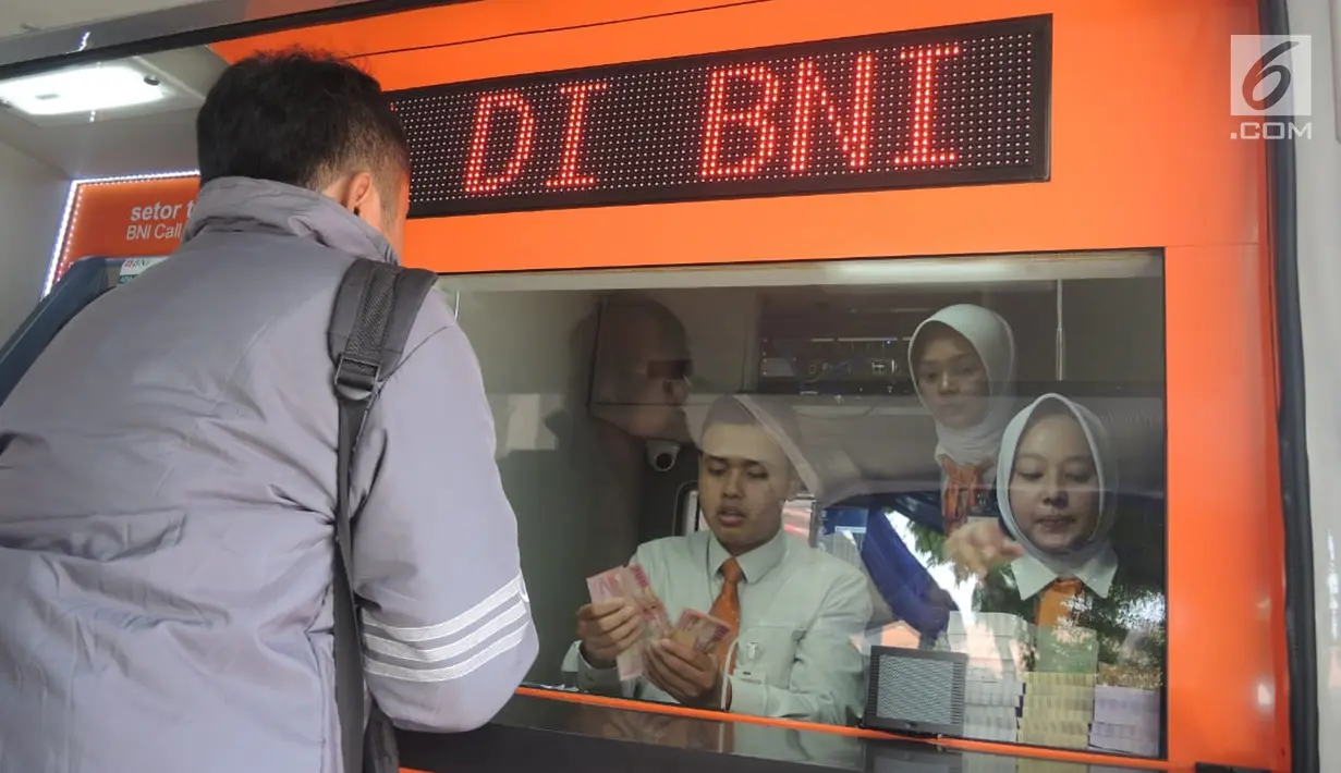 Petugas bank melayani penukaran uang pecahan pada mobil kas keliling di GOR Tri Lomba Juang, Kota Semarang,  Senin (20/5/2019). Pelaksanaan layanan penukaran guna memenuhi kebutuhan uang pecahan untuk lebaran ini berlangsung secara bergantian mulai 20-23 Mei 2019. (Liputan6.com/Gholib)