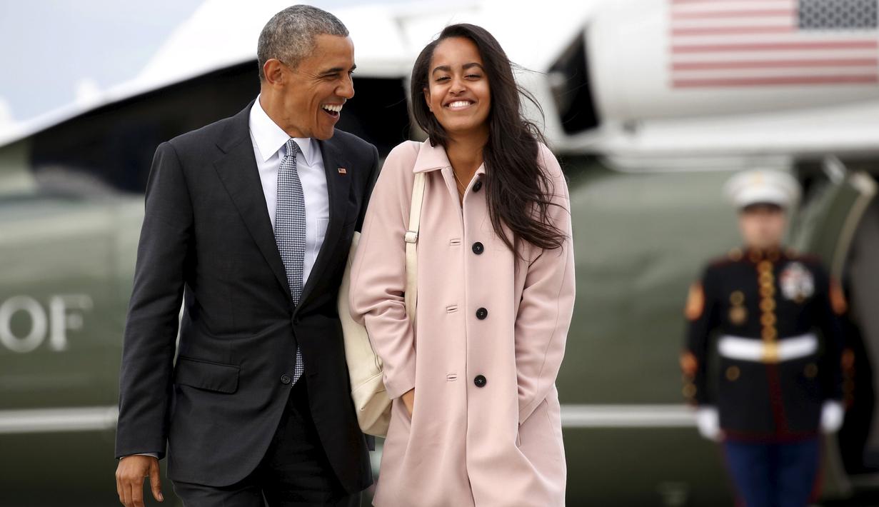 Presiden AS, Barrack Obama berjalan bersama putrinya, Malia, saat akan menaiki pesawat Air Force One dari Bandara O'Hare, Chicago, Kamis (7/4/2016). (REUTERS/Kevin Lamarque)