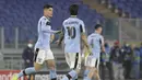 Striker Lazio, Joaquin Correa (kiri) melakukan selebrasi bersama Luis Alberto usai mencetak gol ke gawang Bayern Munich dalam laga leg pertama babak 16 besar Liga Champions 2020/21 di Olimpico Stadium, Selasa (23/2/2021). Lazio kalah 1-4 dari Bayern Munich. (AP/Gregorio Borgia)