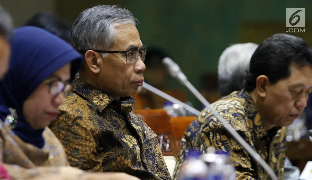 Ketua Dewan Komisoner OJK Wimboh Santoso (tengah) saat mengikuti rapat panja dengan Komisi XI di Kompleks Parlemen Senayan, Jakarta, Selasa (11/12). Rapat tersebut membahas rencana anggaran OJK tahun 2019. (Liputan6.com/JohanTallo)
