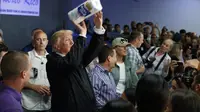 Donald Trump melempar sejumlah bantuan ke warga Puerto Rico yang wilayahnya porak-poranda akibat terjangan Badai Maria. (AP)