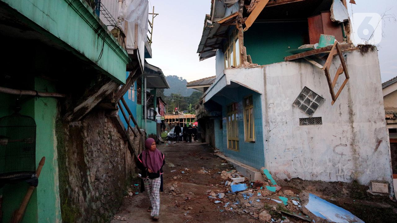 Longsor Akibat Gempa Tutup Jalan Utama Cipanas - Cianjur