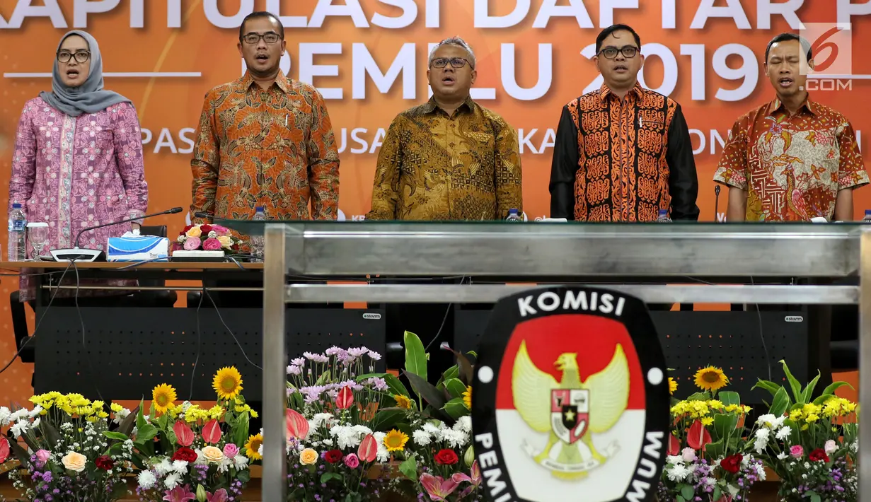 Ketua KPU Arief Budiman bersama Komisoner KPU saat menghadiri Rapat Pleno di Gedung, KPU, Jakarta, Senin (8/4). Rapat pleno tersebut membahas Rekapitulasi Daftar Pemilih Pemilu 2019 pasca-putusan Mahkamah Konstitusi (MK). (Liputan6.com/Johan Tallo)