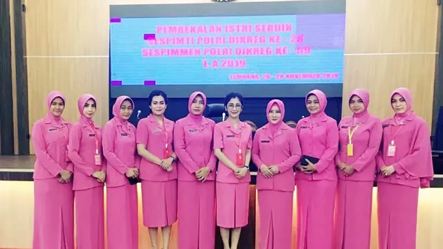 Jadi Ibu Bhayangkari, Ini 6 Pesona Uut Permatasari Kenakan Seragam