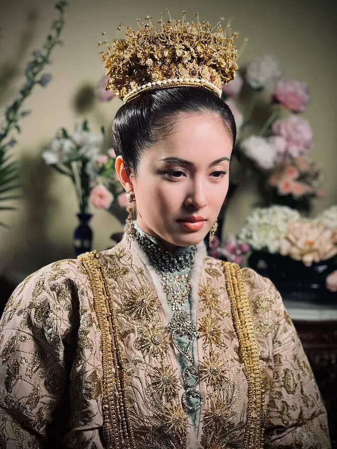 Detail Busana Pengantin Transgender Nong Poy Bertabur Emas Murni dan Sarung Batik Jawa