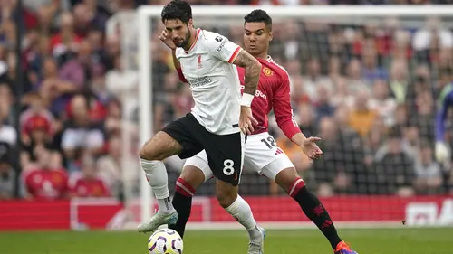 <p>Gelandang Manchester United, Casemiro, melakukan dua blunder yang membuat timnya kebobolan saat bersua Liverpool pada laga pekan ketiga Premier League di Old Trafford, Minggu (1/9/2024) malam WIB. Akibatnya, MU menyerah 0-3 dari The Reds. (AP Photo/Dave Thompson)</p>