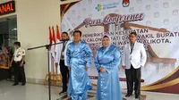 Pasangan bakal calon bupati dan calon wakil bupati Tangerang Maesyal Rasyid-Intan Nurul Hikmah bersiap menjalani tes kesehatan, Jumat (30/8/2024). (Liputan6.com/ Pramita Tristiawati)