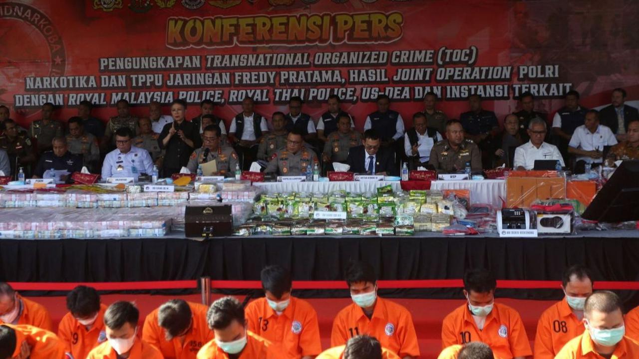 Bareskrim Polri menggelar perkara pengungkapan sindikat narkotika jaringan internasional terbesar Fredy Pratama dan kasus Tindak Pidana Pencucian Uang (TPPU) hasil peredaran narkotika jenis sabu dan ekstasi lintas negara di lapangan Bhayangkara Polri, Ja