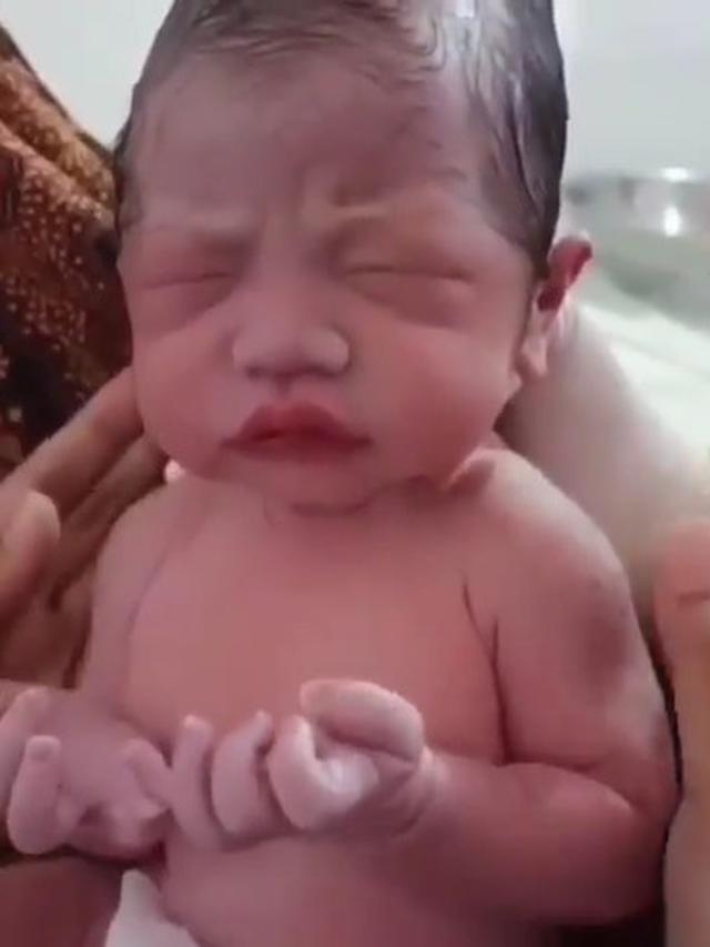 Viral Video Bayi Tampak Berdoa Usai Dilahirkan, Bikin Kagum