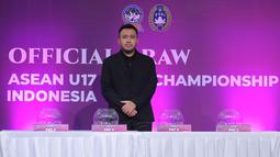 Exco PSSI, Muhammad bersiap melakukan pengundian dalam acara drawing Piala AFF U-17 2026 yang berlangsung di SCTV Tower Lt 8, Senayan, Jakarta pada Jumat (06/03/2026). Timnas Indonesia U-17 tergabung ke dalam Grup A bersama Vietnam, Malaysia, dan Timor Leste. (Bola.com/Bagaskara Lazuardi)