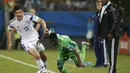 Pemain belakang Bosnia, Mensur Mujdza (kiri) mencoba menahan pergerakan gelandang Ghana, Michael Babatunde, saat berlaga di penyisihan Piala Dunia 2014 Grup F di Stadion Pantanal, Cuiaba, Brasil, (22/6/2014). (REUTERS/Eric Gaillard)